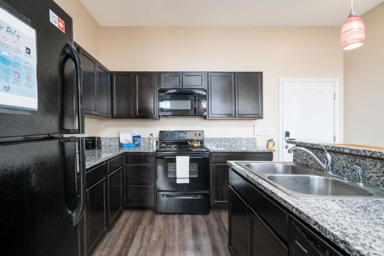 Private Bedroom Downtown Indy - Shared إنديانابوليس المظهر الخارجي الصورة