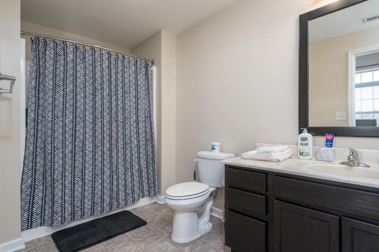 Private Bedroom Downtown Indy - Shared إنديانابوليس المظهر الخارجي الصورة